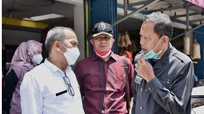 Daddy Rohanady Anggota Komisi IV DPRD Jabar Saat Meninjau Langsung Perbaikan di Ruas Jalan Garut yang menggunakan Dana PEN ( Pemulihan Ekonomi Nasional ) di Tarogong, Kabupaten Garut.
Kamis