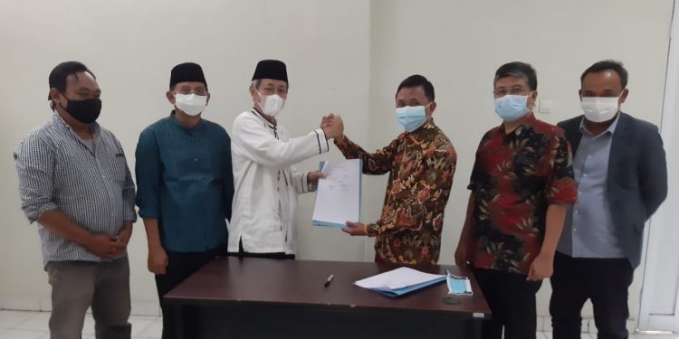 Teks foto: Ketua Umum Pengurus Besar Mathla'ul Anwar (PBMA), KH Embay Mulya Syarief (tiga, kiri) dan pengusaha H Ahmad Subadri (tiga, kanan) menandatangani MoU (Nota Kesepahaman) untuk pengembangan Pesantren Vokasi Mathla'ul Anwar di daerah Tigaraksa Tangerang Banten. Penandatanganan MoU dilakukan di Tigaraksa pada 2 September 2021 (Foto: Istimewa).