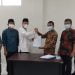 Teks foto: Ketua Umum Pengurus Besar Mathla'ul Anwar (PBMA), KH Embay Mulya Syarief (tiga, kiri) dan pengusaha H Ahmad Subadri (tiga, kanan) menandatangani MoU (Nota Kesepahaman) untuk pengembangan Pesantren Vokasi Mathla'ul Anwar di daerah Tigaraksa Tangerang Banten. Penandatanganan MoU dilakukan di Tigaraksa pada 2 September 2021 (Foto: Istimewa).