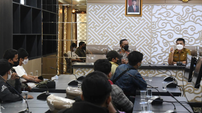 Bandung-Kabag Humas Sekretariat DPRD Provinsi Jawa Barat Asep Yudi Mulyadi, S.STP., M.A.P. menerima Audiensi dari Himpunan Cendikia Muda Indonesia ( HCMI ) di Ruangan Pansus Sekretariat DPRD Provinsi Jawa Barat .
Senin , (13/9/2021)