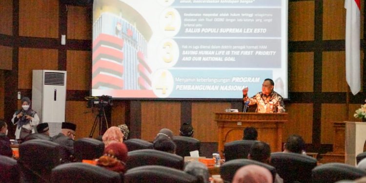 Ketua KPK Firli Bahuri dalam rapat koordinasi program pemberantasan korupsi terintegrasi, bertempat di Gedung DPRD Provinsi Jawa Barat, Rabu, 8 September 2021.