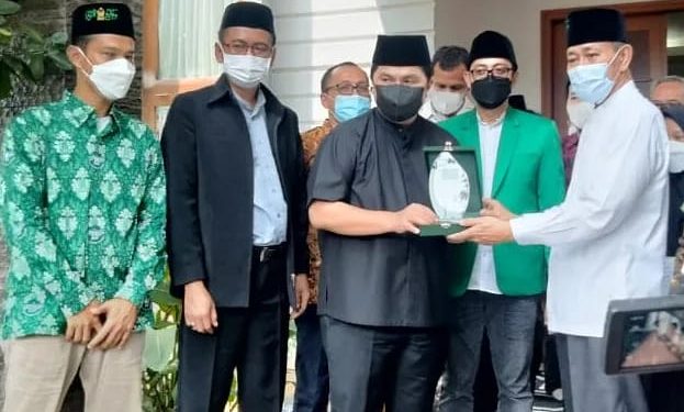 Teks foto: Menteri BUMN Erick Thohir (tengah) bersilaturahmi dengan Ketua Umum Pengurus Besar Mathla'ul Anwar (PBMA), KH Embay Mulya Syarief (kanan), langsung di kediaman KH Embay di Pekarungan Kota Serang, Banten, Jumat 1 Oktober 2021 (Foto: Istimewa).