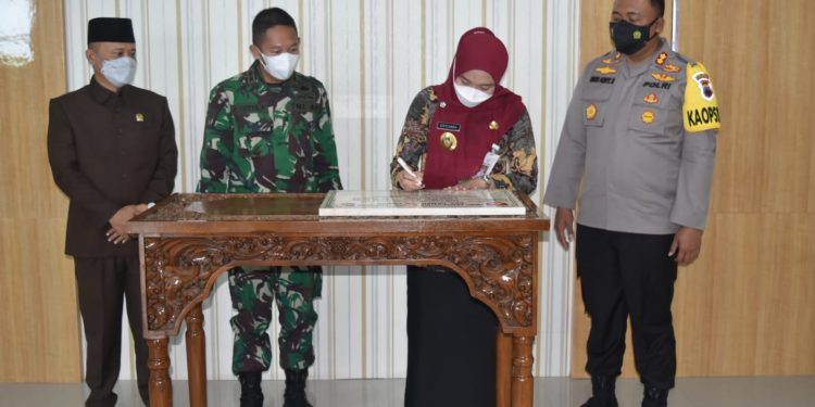 Teks foto: Ketua DPRD Demak, Fahrudin Slamet Bisri, S.E menghadiri penandatangan dan penyerahan naskah TMMD dari Komandan Kodim 0716/Demak, Letkol Czi Pribadi Setya Pratomo kepada Bupati Demak, Hj. dr. Esti’anah, S.E di dampingi Kapolres Demak, AKBP Budi Adhy Buwono, S.H., S.I.K., M.H. (Doc).