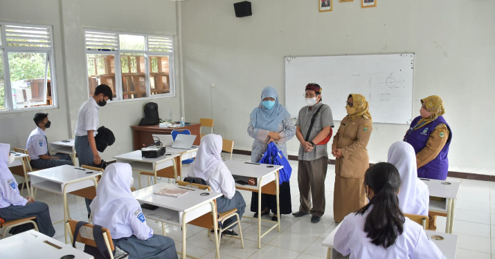 Anggota Komisi V DPRD Provinsi Jawa Barat, melakukan kunjungan monitoring realisasi pelaksanaan vaksin serta meninjau kesiapan Pembelajaran Tatap Muka (PTM) di SMA Negeri 2 Lembang, Kabupaten Bandung Barat. Senin, (4/10/2021).