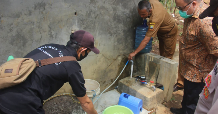 Anggota Komisi IV DPRD Provinsi Jawa Barat mengunjungi SPAM Pedesaan, yang berlokasi di Desa Nagarawangi, Kecamatan Rancakalong Kabupaten Sumedang, Senin (04/10/2021).