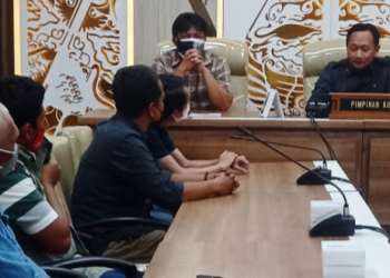 Pimpinan dan Anggota Komisi 1 DPRD Provinsi Jawa Barat, Bedi Budiman dan Rafael Situmorang saat menerima keluhan warga RW 04, Jalan Anyer Dalam, Kelurahan Kebonwaru, Kecamatan Batununggal, Kota Bandung terkait penggusuran tanah oleh PT KAI di Ruang Rapat Komisi 1 DPRD Jawa Barat, Jl. Diponegoro No. 27 Kota Bandung, Selasa, (23/11/2021).