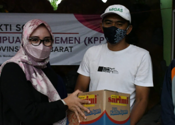 Kaukus Perempuan  Parlemen DPRD Provinsi Jawa Barat melakukan kegiatan bansos  kepada warga terdampak rumah rusak akibat bencana jebolnya tanggul sungai Cisunggalah tiga hari lalu di Kampung Babakan Sabagi RT 01 RW 17 Desa Panyadap Kecamatan Solokanjeruk, Sabtu (13/11/2021)
