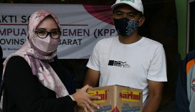 Kaukus Perempuan  Parlemen DPRD Provinsi Jawa Barat melakukan kegiatan bansos  kepada warga terdampak rumah rusak akibat bencana jebolnya tanggul sungai Cisunggalah tiga hari lalu di Kampung Babakan Sabagi RT 01 RW 17 Desa Panyadap Kecamatan Solokanjeruk, Sabtu (13/11/2021)