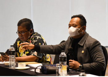 Pimpinan dan Anggota Komisi I DPRD Provinsi Jawa Barat melanjutkan rapat kerja pembahasan RAPBD Tahun Anggaran 2022 di Intercontinental Hotel, Jalan Dago Pakar, Kabupaten Bandung, Rabu (17/11/2021)