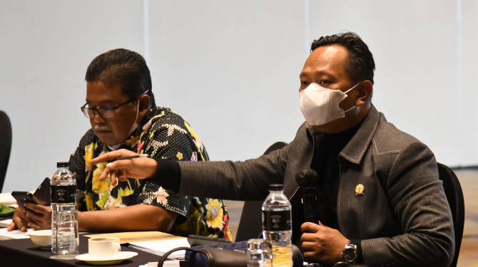 Pimpinan dan Anggota Komisi I DPRD Provinsi Jawa Barat melanjutkan rapat kerja pembahasan RAPBD Tahun Anggaran 2022 di Intercontinental Hotel, Jalan Dago Pakar, Kabupaten Bandung, Rabu (17/11/2021)