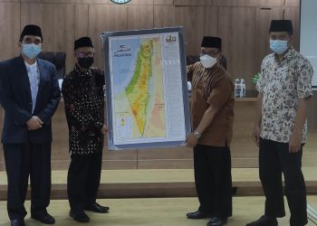 Teks foto: Ketua MUI Bidang Hubungan Luar Negeri dan Kerja Sama Internasional (HLNKI), Prof. Sudarnoto Abdul Hakim (dua, kiri) didampingi Ketua Komisi HLNKI Dubes Bunyan Saptono (paling kiri) menerima cenderamata berupa bingkai Peta Palestina asli sebelum dijajah Israel dari Sekjen Aqsa Working Group (AWG), Subhan Amier Chaf, MA (dua, kanan) didampingi Kabid Kehumasan AWG, Angga Amuniddin (paling kanan) di Kantor MUI, Senin (1/11/2021). (Foto: Istimewa).