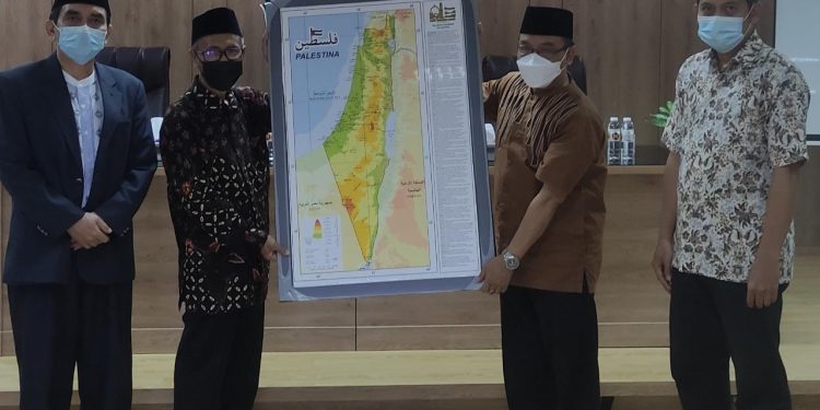 Teks foto: Ketua MUI Bidang Hubungan Luar Negeri dan Kerja Sama Internasional (HLNKI), Prof. Sudarnoto Abdul Hakim (dua, kiri) didampingi Ketua Komisi HLNKI Dubes Bunyan Saptono (paling kiri) menerima cenderamata berupa bingkai Peta Palestina asli sebelum dijajah Israel dari Sekjen Aqsa Working Group (AWG), Subhan Amier Chaf, MA (dua, kanan) didampingi Kabid Kehumasan AWG, Angga Amuniddin (paling kanan) di Kantor MUI, Senin (1/11/2021). (Foto: Istimewa).