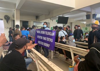 Teks foto: Puluhan Korban EDCcash dengan membawa spanduk mendatangi pengadilan negeri Kota Bekasi, meminta Keadilan. (Foto Istimewa).