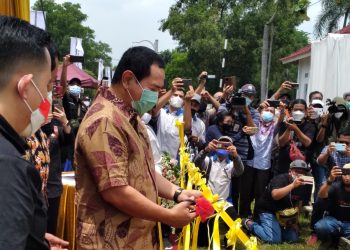 Teks foto: Tommy Soeharto melakukan gunting pita tanda diresmikannya Depo Logistik Terpadu Dawuan di Dawuan, Karawang, Jawa Barat, Rabu 10 November 2021 (Foto: Istimewa).