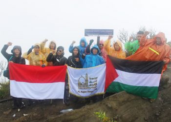 Teks foto: Sebanyak 15 pendaki berhasil melakukan pendakian dan melaksanakan pengibaran bendera Indonesia dan Palestina di puncak gunung tertinggi di Provinsi Jawa Barat, Gunung Ciremai, Minggu (14/11/2021). (Foto: Istimewa).