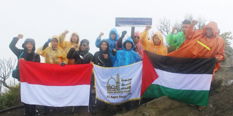 Teks foto: Sebanyak 15 pendaki berhasil melakukan pendakian dan melaksanakan pengibaran bendera Indonesia dan Palestina di puncak gunung tertinggi di Provinsi Jawa Barat, Gunung Ciremai, Minggu (14/11/2021). (Foto: Istimewa).