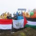 Teks foto: Sebanyak 15 pendaki berhasil melakukan pendakian dan melaksanakan pengibaran bendera Indonesia dan Palestina di puncak gunung tertinggi di Provinsi Jawa Barat, Gunung Ciremai, Minggu (14/11/2021). (Foto: Istimewa).
