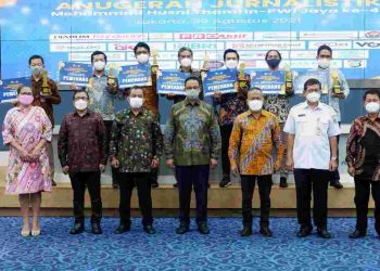 Teks foto: Gubernur DKI Jakarta Anies Baswedan bersama Ketua Umum PWI Pusat, Atal S.Depari, Wakil Ketua Dewan Pers, Hendry Ch.Bangun dan Ketua PWI Jaya, Sayid Iskandarsyah, saat pemberian penghargaan kepada pemenang MHT Awards 2021. (Doc).