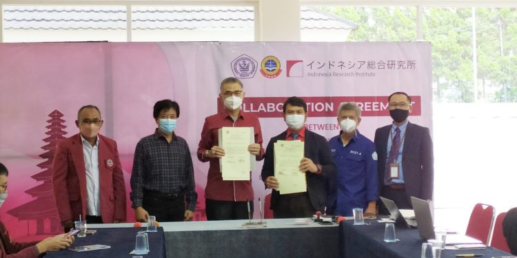 Penandatangan MoU oleh Rektor USB YPKP Bandung, Dr. H. Asep Effendi, SE., M.Si., PIA., CFrA., CRBC. dengan Direktur Utama Indonesia Research Institute Japan Co., Ltd, Albertus Prasetyo Heru Nugroho.