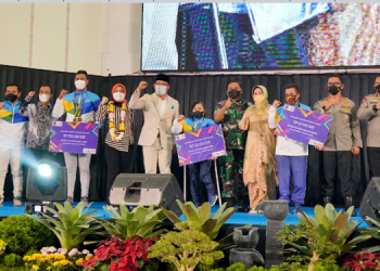 Kadisdik Jabar sekaligus CdM Peparnas XVI Papua, Dedi Supandi bersama Gubernur Jabar, Ridwan Kamil menghadiri Peringatan Hari Disabilitas Internasional 2021 di Youth Centre Sport Arcamanik, Jumat (3/12/2021).