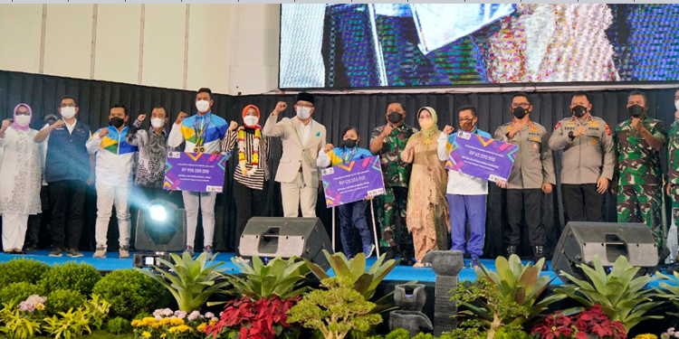 Kadisdik Jabar sekaligus CdM Peparnas XVI Papua, Dedi Supandi bersama Gubernur Jabar, Ridwan Kamil menghadiri Peringatan Hari Disabilitas Internasional 2021 di Youth Centre Sport Arcamanik, Jumat (3/12/2021).