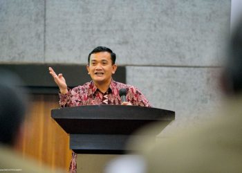 Kadisdik Jabar, Dedi Supandi memberikan arahan pada Rapat Koordinasi Kepala SMA/SMK/SLB Negeri di lingkungan KCD Wilayah VI di Gumilang Regency Hotel, Kota Bandung, Jumat (3/12/2021)