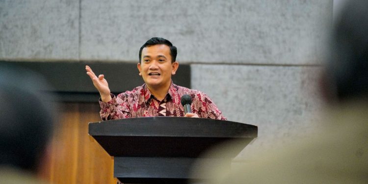 Kadisdik Jabar, Dedi Supandi memberikan arahan pada Rapat Koordinasi Kepala SMA/SMK/SLB Negeri di lingkungan KCD Wilayah VI di Gumilang Regency Hotel, Kota Bandung, Jumat (3/12/2021)