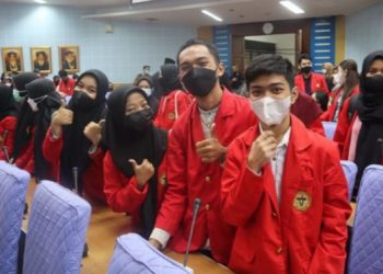 Teks foto: Para mahasiswa Universitas Hasanuddin Makassar mengikuti kuliah umum tentang keuangan syariah yang disampaikan oleh Komisaris Independen BSI, M Arief Rosyid pada 9 Desember 2021 (Foto: Istimewa).