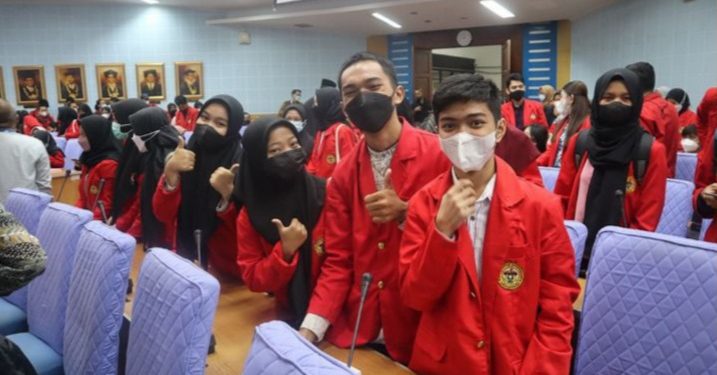 Teks foto: Para mahasiswa Universitas Hasanuddin Makassar mengikuti kuliah umum tentang keuangan syariah yang disampaikan oleh Komisaris Independen BSI, M Arief Rosyid pada 9 Desember 2021 (Foto: Istimewa).