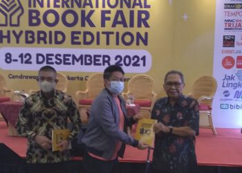 Teks foto: Ketua Dewan Pembina Yayasan Harapan Kita, Soehardjo Soebardi (kanan) menyerahkan buku "Legasi Pak Harto" kepada pakar komunikasi, Dr. Effendi Gazali (tengah) sebelum acara bedah buku karya Dr. Mahpudi MT tersebut di JCC Senayan Jakarta, Sabtu (11 Desember 2021). (Foto: Istimewa).