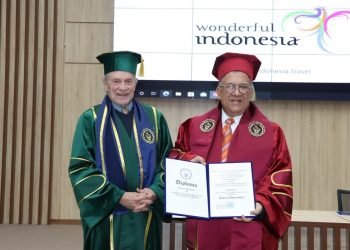 Teks foto: Chairman Indonesia Halal Lifestyle Center, Dr. H. Sapta Nirwandar, S.E (kanan) saat menerima gelar Guru Besar Kehormatan dari Silk Road International University of Tourism and Cultural Heritage Uzbekistan pada awal Desember 2021 (Foto: Istimewa).