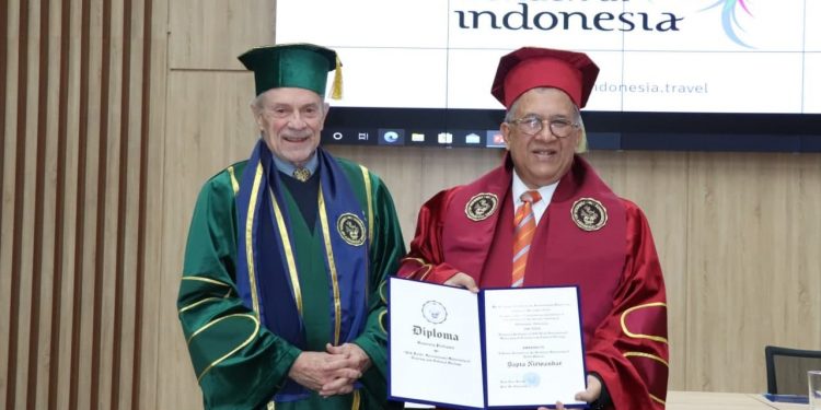 Teks foto: Chairman Indonesia Halal Lifestyle Center, Dr. H. Sapta Nirwandar, S.E (kanan) saat menerima gelar Guru Besar Kehormatan dari Silk Road International University of Tourism and Cultural Heritage Uzbekistan pada awal Desember 2021 (Foto: Istimewa).