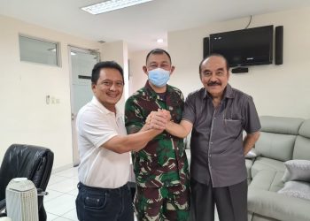 Teks foto: Dari kiri ke kanan Pendeta Daud Toni, Peneliti Utama Vaknus, Kolonel CKM dr. Jonny SpPD-KGH, MKes, MM, dan A. Budi. (Doc).