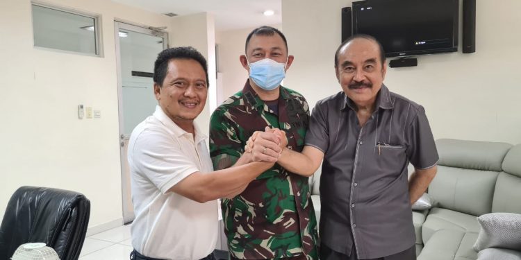 Teks foto: Dari kiri ke kanan Pendeta Daud Toni, Peneliti Utama Vaknus, Kolonel CKM dr. Jonny SpPD-KGH, MKes, MM, dan A. Budi. (Doc).