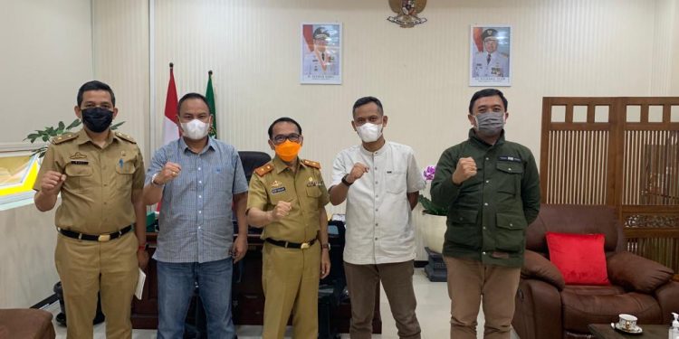 Ketua PWI Jawa Barat H.Hilman Hidayat bersama Kepala Kesbangpol Jawa Barat Iip Hidayat di Kantor Kesbangpol Jabar