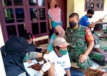 Nakes Kodam Siliwangi saat Door To Door vaksin warga Lebak Banten, didampingi babinsa