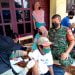 Nakes Kodam Siliwangi saat Door To Door vaksin warga Lebak Banten, didampingi babinsa