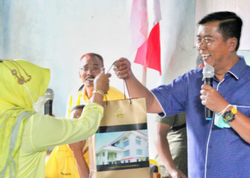 Anggota DPRD Provinsi Jawa Barat Daerah Pemilihan/Dapil XIV Kabupaten Garut, yang saat ini menjabat sebagai Wakil Ketua DPRD Provinsi Jawa Barat, Ade Ginanjar, kegiatan reses bertempat di Desa Haruman,  Kecamatan Leles, Kabupaten Garut.