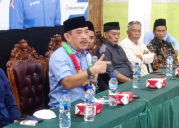 Anggota DPRD Provinsi Jawa Barat Dapil VI, Asep Wahuwijaya., SH, M.Ipol. saat menyerap aspirasi pada Reses I Tahun Sidang 2021-2022 di Pondok Pesantren Darul Hijrah, Desa Pasarean, Kecamatan Pamijahan, Kabupaten Bogor, Kamis, (2/12/2021).