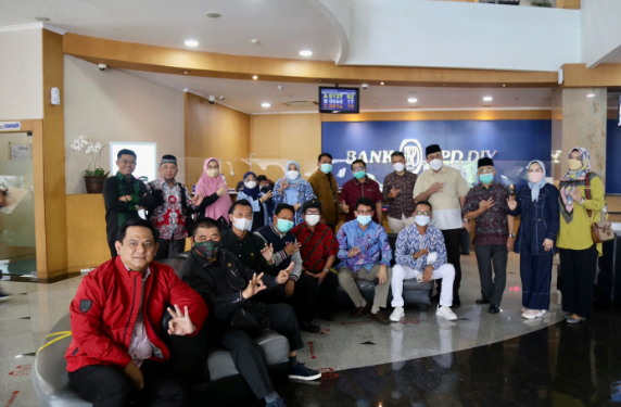 Komisi III DPRD Provinsi Jawa Barat melaksanakan kunjungan ke Bank BPD DIY, adapun maksud dan tujuan kunjungan tersebut dalam rangka koordinasi terkait penjajakan kerjasama perbankan Daerah Jawa Barat, (Rabu, 26/1/22).