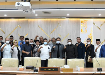 Wakil Ketua H. Oleh Soleh, S.H serta Pimpinan dan Anggota Komisi I DPRD Provinsi Jawa Barat menerima aspirasi dari Presedium TASELA terkait usulan daerah otonomi baru Tasikmalaya Selatan, Selasa (4/1/2022). (Foto Humas DPRD Jabar).