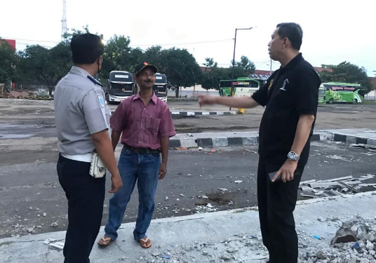 Anggota Komisi IV. Drs. H. Daddy Rohanady (Tshirt Hitam) : Mempertanyakan Kapan Pembangunan Terminal Ciledug Kab. Cirebon Selesai? (poto : Dadd