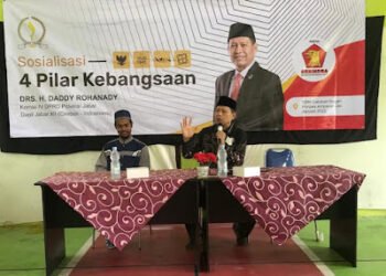 Anggota DPRD Jabar Drs.H. Daddy Rohanady dari Fraksi Gerindra mensosialisasikan
Empat Pilar Kebangsaan di SMK Caruban Nagari Pondok Pesantren Amparan Djati
Kecamatan Dukupuntang Kabuapaten Cirebon (foto:daro)