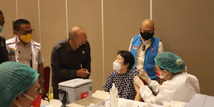 Wakil Ketua III DPRD Kota Bandung melakukan peninjauan pelaksanaan vaksinasi booster yang diselenggarakan oleh Masyarakat Tionghoa Peduli Kota Bandung yang berkolaborasi dengan Dinkes Kota Bandung, di Grand Ballroom Sudirman, Rabu (26/01/2022).