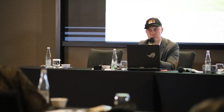 KET. FOTO: Wakil Ketua III DPRD Kota Bandung, Dr. H. Edwin Senjaya, S.E., M.M., menjadi narasumber pada acara Bela Negara bersama Golden Future, di Hotel Pullman Bandung, Rabu (26/1/2022). Jaja/Humpro DPRD Kota Bandung.