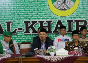 Teks foto: Ketua Umum PB Al-Khairiyah H. Ali Mujahidin sedang memimpin rapat pleno perdana PB Al-Khairiyah masa bakti 2021-2026 di Cilegon Banten 15 Januari 2022 (Foto: Istimewa).