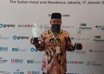 Teks foto: Baznas Banten menerima dua penghargaan sekaligus pada Baznas Award 2022 di Jakarta, Senin (17/1/2022). Penghargaan diterima langsung oleh Wakil Ketua Baznas Banten KH Zaenal Abidin Sujai (Foto: Istimewa).