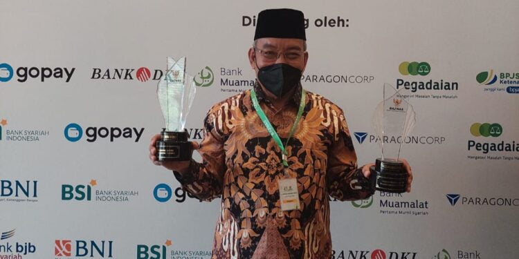 Teks foto: Baznas Banten menerima dua penghargaan sekaligus pada Baznas Award 2022 di Jakarta, Senin (17/1/2022). Penghargaan diterima langsung oleh Wakil Ketua Baznas Banten KH Zaenal Abidin Sujai (Foto: Istimewa).