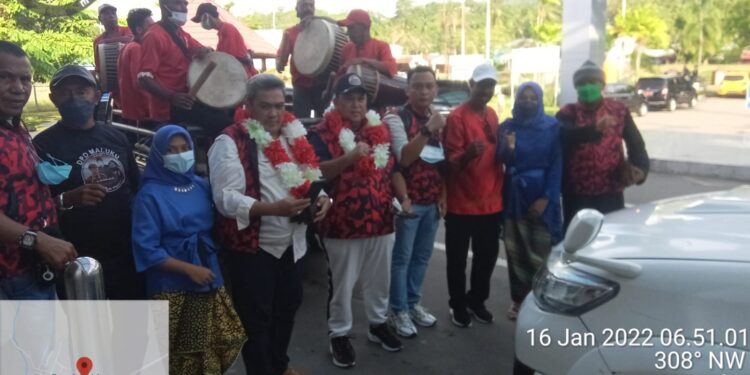 Teks foto: (ki-ka), Ketua LGP Maluku, Nurdin, Ketua Dewan Pembina LGP, Mochtar Mohamad, Sekjen LGP, Nawang, Panglima LGP, Ustad Salim dan Ketua Umum LGP, Timur Kiemas saat menghadiri Pembagian SK kepada 11 DPC LPG se- Provinsi Maluku dan Rakerda DPD Laskar Ganjar – Puan Provinsi Maluku di Resto Beby Indah Beach di Jln Raya Suli, Tial Pulau Ambon, beberapa waktu lalu. (Doc).