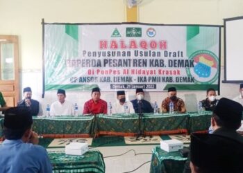 Teks foto: Ketua Umum IKA PMII Kabupaten Demak, H. Mulyani M Nur bersama Pengurus saat acara di Pesantren Al-Hidayat Temuroso, Guntur, Demak, Sabtu (29/1). (Doc).